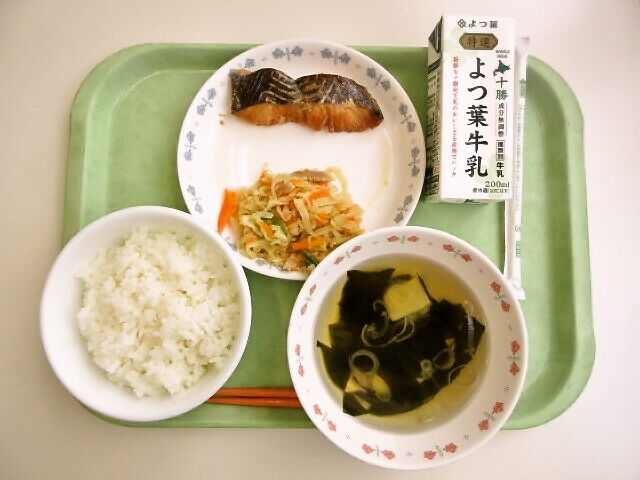 ごはん、わかたけ汁、白身魚の幽庵焼き、切干大根のコンソメ煮、牛乳