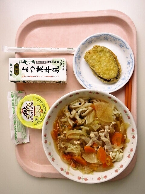 豚汁うどん、さつまいも天ぷら、プリン、牛乳