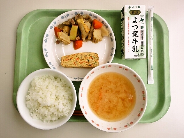 ごはん、みそ汁（玉ねぎ・人参）、具だくさん玉子焼き、五目うま煮、牛乳