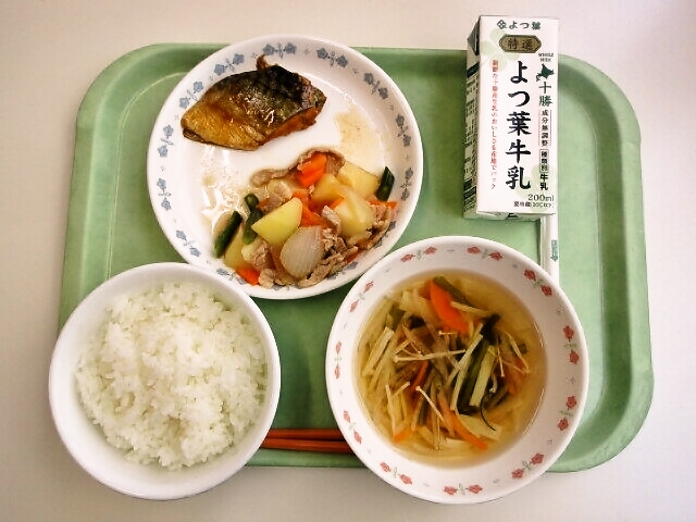 ごはん、さわに汁、さばのカレー煮、肉じゃが、牛乳