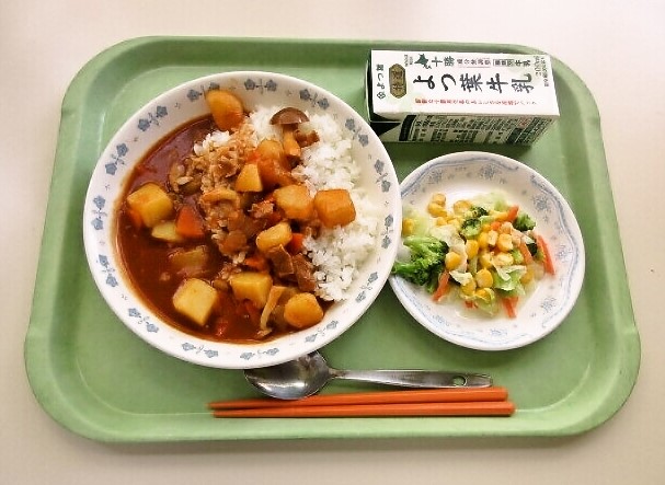 ハヤシライス、コーンサラダ、牛乳