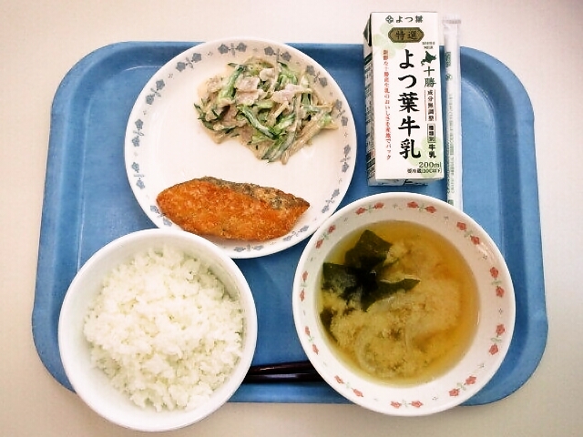 ごはん、みそ汁(玉ねぎ・わかめ)、タラのスパイス揚げ、ごぼうサラダ、牛乳
