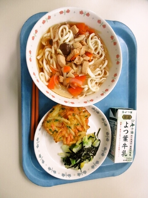 かしわうどん、野菜かき揚げ、白菜の磯和え、牛乳