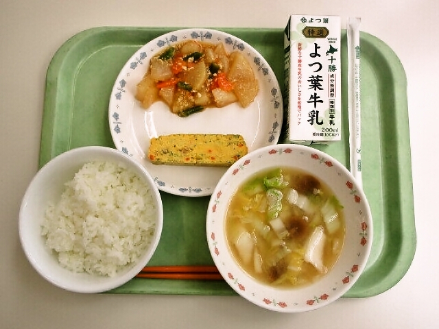 ごはん、みそ汁(白菜・なめこ)、五目卵焼き、大根のそぼろ煮、牛乳