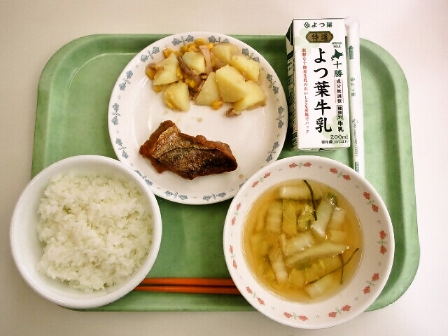 ごはん、みそ汁（白菜・昆布）、たらの照り焼き、じゃがいもとコーンの炒めもの、牛乳