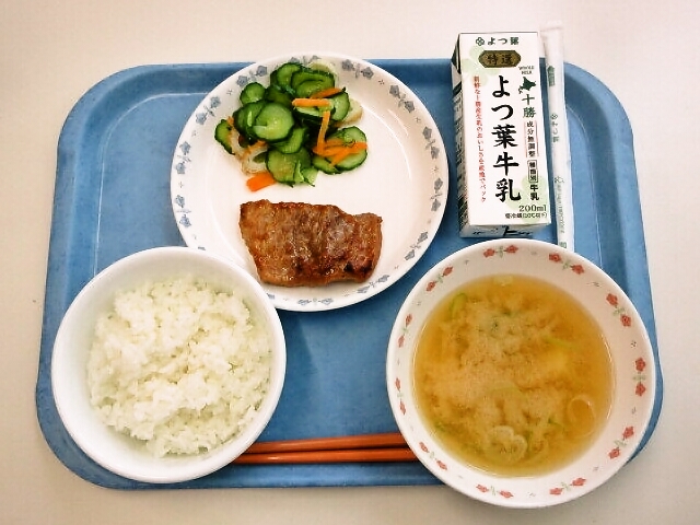 ごはん、みそ汁（じゃがいも・長ネギ）、豚肉の漬け焼き、きゅうりもみ、牛乳