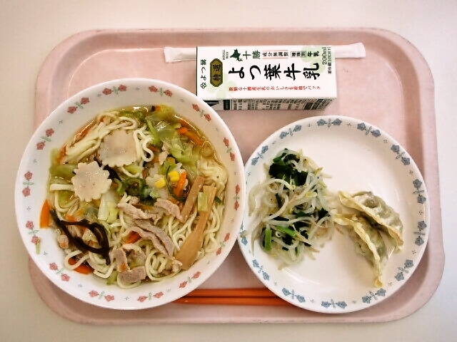 塩ラーメン、焼き餃子、もやしとにらの和え物、牛乳