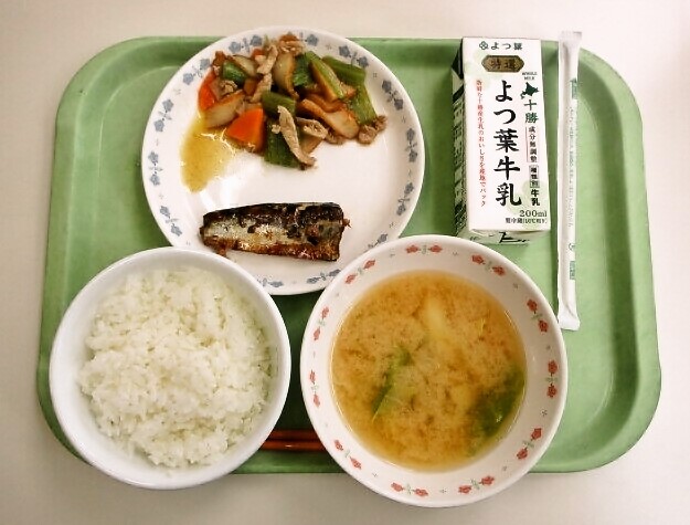 ごはん、みそ汁（きゃべつ・玉ねぎ）、いわしの梅煮、ふきの五目煮、牛乳