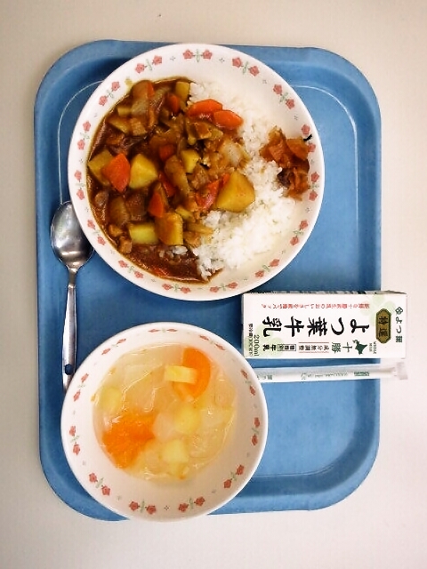 カレーライス、福神漬、フルーツのゼリー和え、牛乳