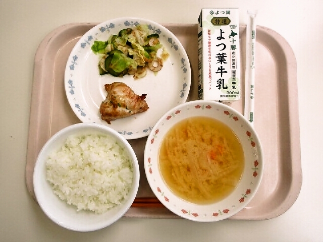 ごはん、みそ汁（大根・人参）、鶏の香味焼き、キャベツの梅がつお和え、牛乳