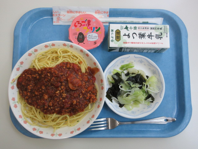 スパゲッティボロネーゼ、きゃべつとわかめの和え物、黒ごまプリン、牛乳
