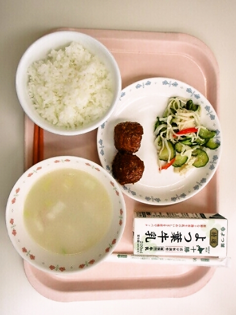ごはん、パイタンスープ、みそだれ肉団子、いかとかまぼこの和え物、牛乳