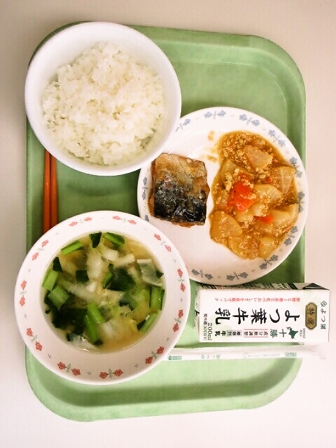 ごはん、みそ汁(白菜・小松菜)、さばのみぞれ煮、大根のカレーそぼろ煮、牛乳