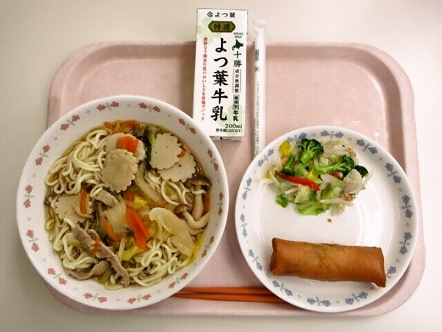 醬油ラーメン、春巻き、カラフルサラダ、牛乳
