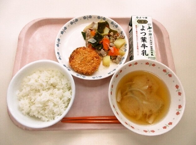 ごはん、みそ汁(玉ねぎ・しめじ)、鮭メンチカツ、塩肉じゃが、牛乳