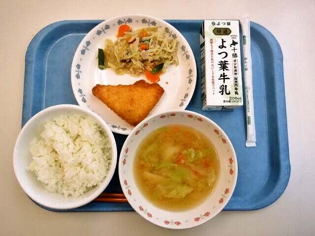 ごはん、みそ汁（きゃべつ・人参）、チーズはんぺんフライ、切干大根のコンソメ煮、牛乳