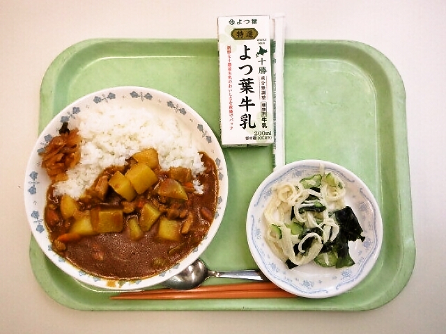 カレーライス、福神漬、大根の和風マヨ和え、牛乳