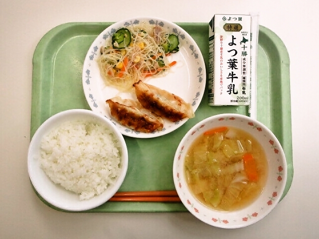 ごはん、みそ汁（きゃべつ・人参）、焼き餃子、春雨サラダ、牛乳