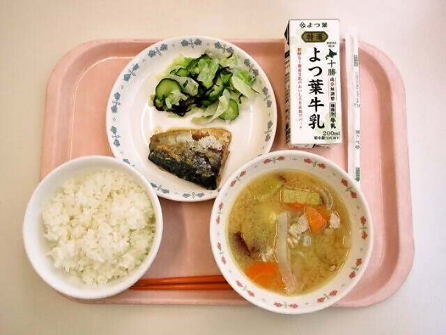 ごはん、さつまいも汁、サバの味噌煮、やみつきキャベツ、牛乳