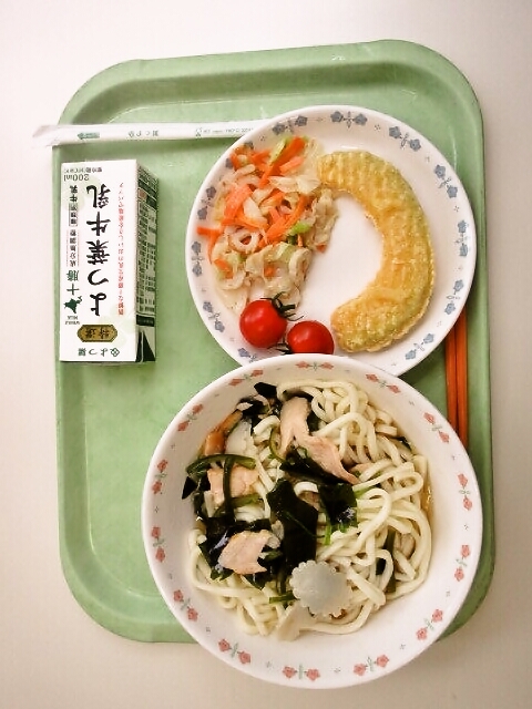 鶏肉とワカメの冷やかけうどん、かぼちゃ天ぷら、キャベツのごまドレ和え、ミニトマト、牛