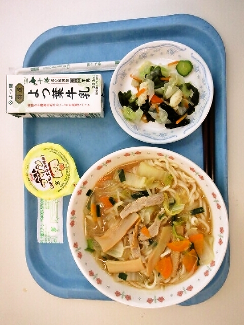 味噌ラーメン、海藻サラダ、プリン、牛乳