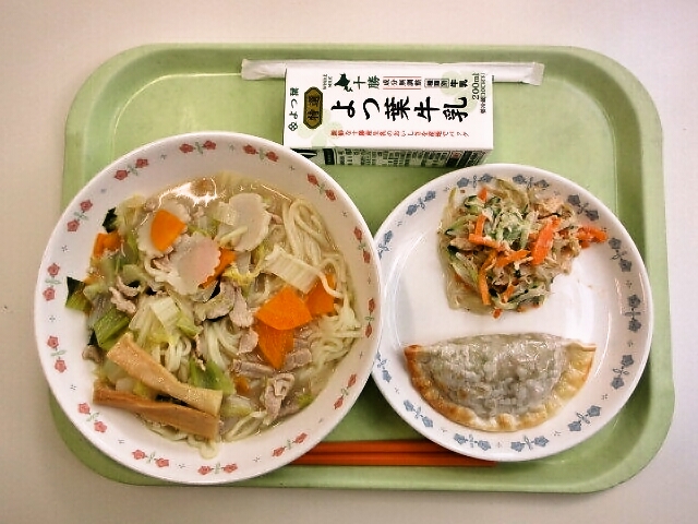 ちゃんぽん麵、ジャンボ餃子、ささみのごまドレ和え、牛乳