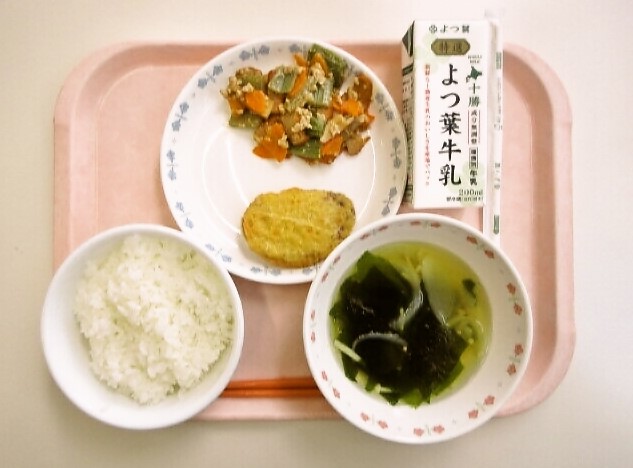 ごはん、みそ汁(玉ねぎ・わかめ)、さつまいも天ぷら、ふきのみそ炒め、牛乳