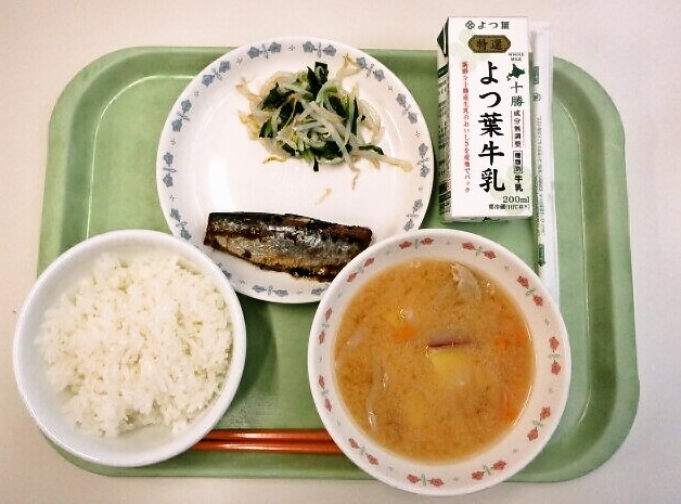 ごはん、さつまいも汁、いわしの生姜煮、もやしとにらの和えもの、牛乳
