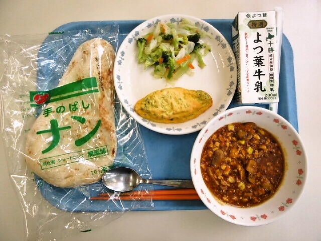 ナン、チキンキーマカレー、オムレツ、ブロッコリーサラダ、牛乳