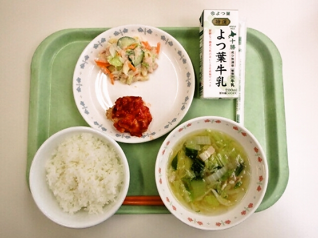 ごはん、白菜スープ、鶏のトマトソース煮、マカロニツナサラダ、牛乳