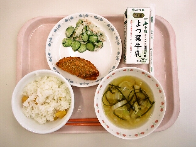 栗ごはん、みそ汁(白菜・昆布)、真鱈のガーリックフライ、大根のツナサラダ、牛乳
