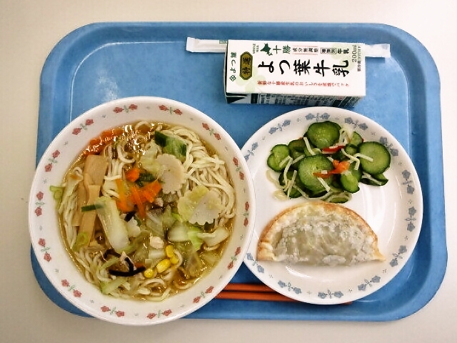 塩ラーメン、ジャンボ餃子、きゅうりの中華漬け、牛乳
