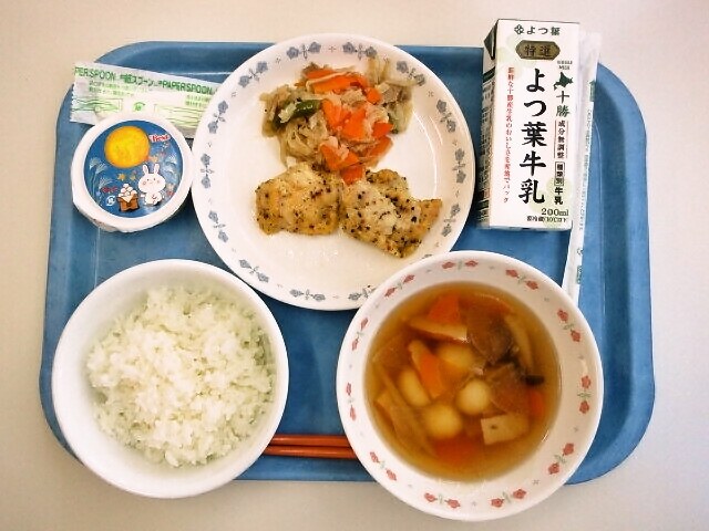 ごはん、白玉汁、ミニチキン(レモンハーブ)、切干大根の洋風煮、十五夜ゼリー、牛乳
