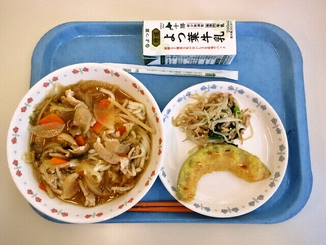 豚汁うどん、かぼちゃ天ぷら、もやしのきつね和え、牛乳