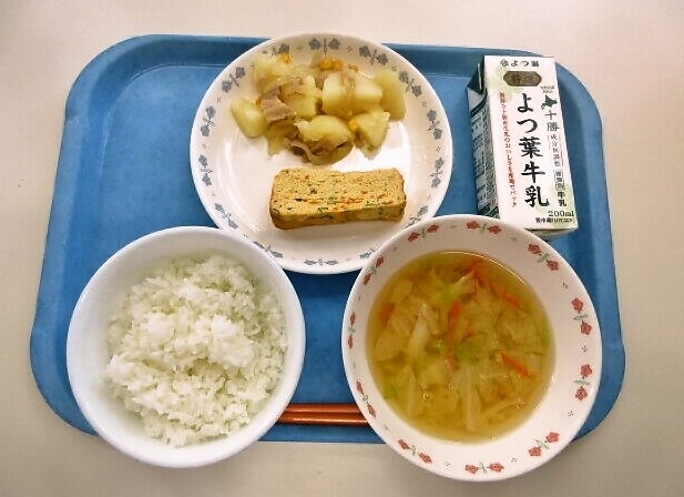 ごはん、みそ汁(きゃべつ・人参)、具だくさん玉子焼き、じゃがいもとコーンの炒め物、牛乳
