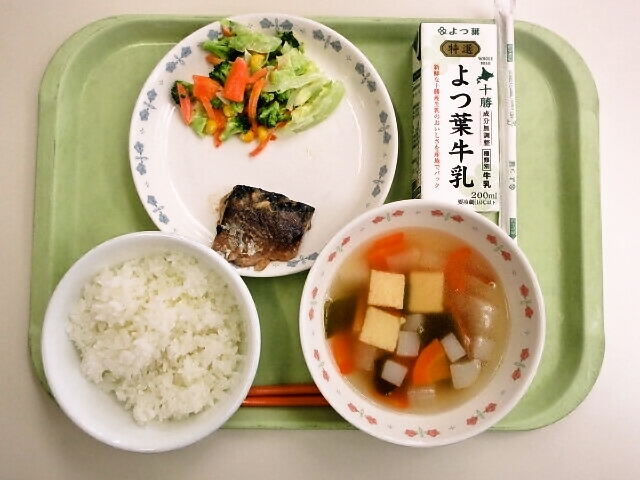 ごはん、おでん風具だくさん汁、サバの味噌煮、コーンサラダ、牛乳