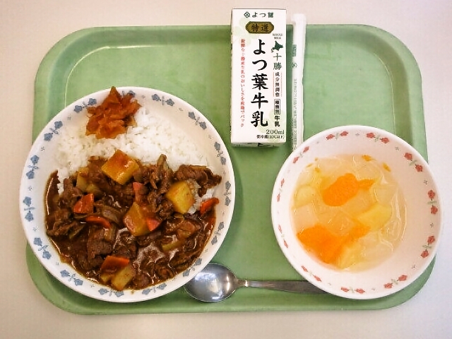 しほろ牛のビーフカレー、福神漬け、フルーツのゼリー和え、牛乳