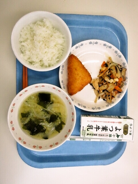 ごはん、みそ汁(玉ねぎ・わかめ)、チーズはんぺんフライ、大豆の磯煮、牛乳