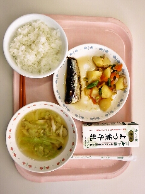 ごはん、みそ汁（きゃべつ・しめじ）、いわしの生姜煮、肉じゃが、牛乳