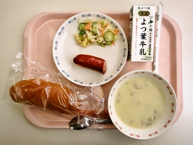 ごまパン、ポテトポタージュ、フランクフルトソーセージ、マカロニツナサラダ、牛乳