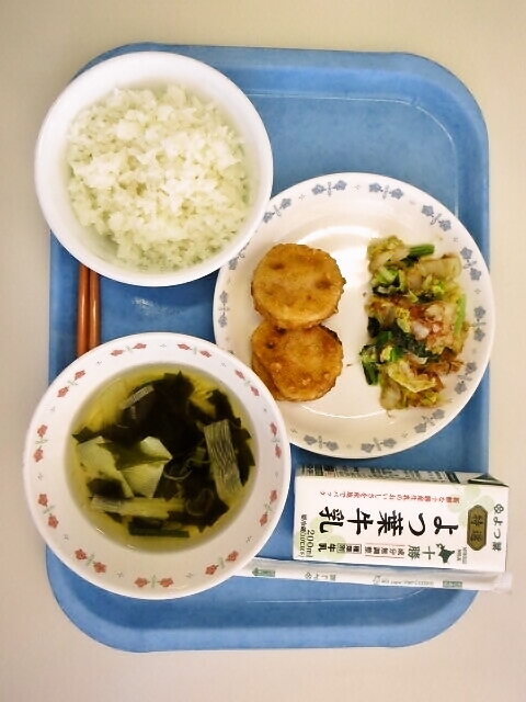 ごはん、わかたけ汁、れんこんの挟み揚げ、白菜の梅かつお和え、牛乳