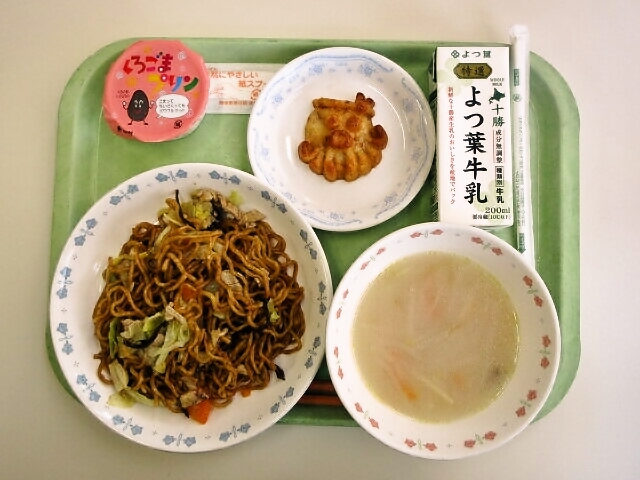 焼きそば、パイタンスープ、たこでたこ焼き、黒ごまプリン、牛乳