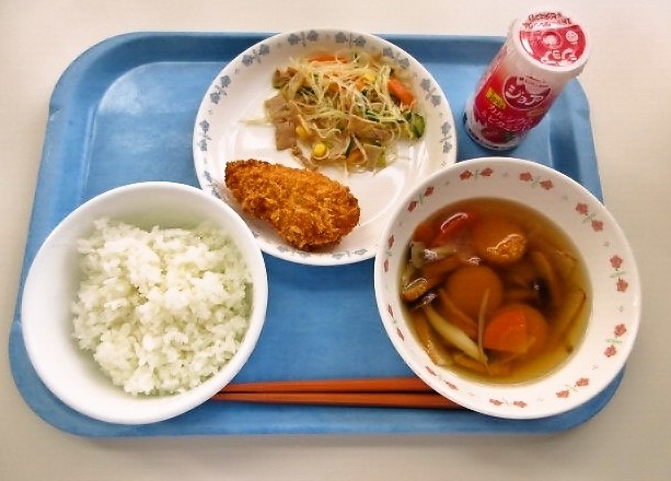 ごはん、かぼちゃ団子汁、ささみカツ、春雨サラダ、牛乳