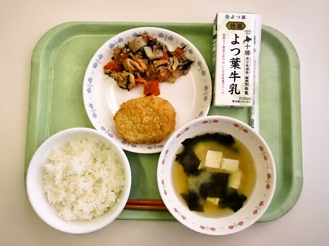 ごはん、みそ汁（豆腐・わかめ）、かぼちゃコロッケ、こんにゃくとがんものみそ炒め、牛乳