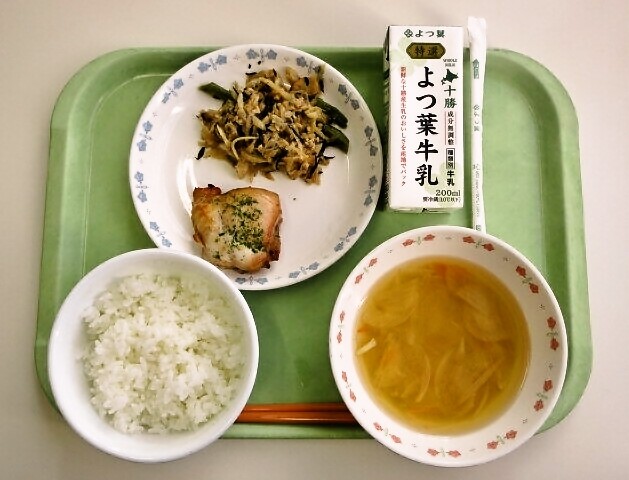 ごはん、みそ汁（玉ねぎ・人参）、鶏の香味焼き、切り大根の炒め煮、牛乳