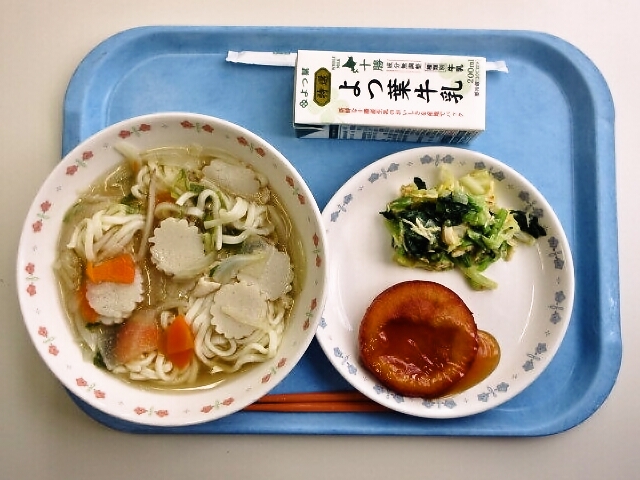 鶏だしうどん、いももち、からし和え、牛乳