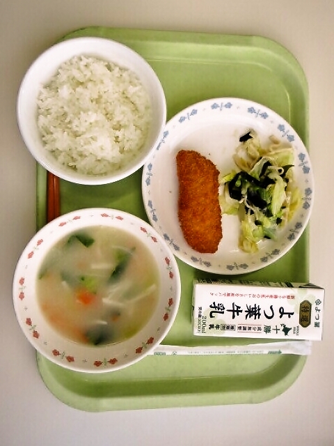 ごはん、チンゲン菜スープ、白身魚フライ、きゃべつとわかめの和え物、牛乳