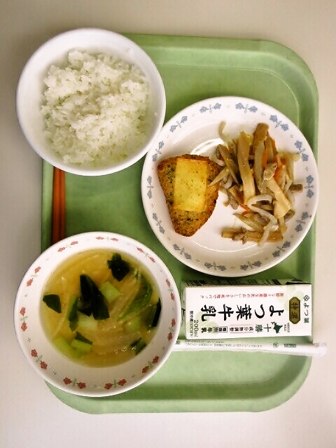 ごはん、みそ汁（大根・小松菜、チキンのオーブン焼き、かみかみきんぴら、牛乳