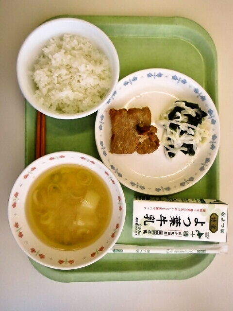 ごはん、みそ汁（じゃがいも・長ねぎ）、豚肉の漬け焼き、大根の和風マヨ和え、牛乳