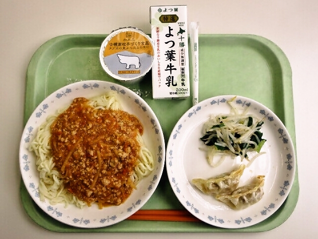 ジャージャー麵 ●焼き餃子 ●もやしとにらの和え物 ●士幌のカップヨーグルト ●牛乳